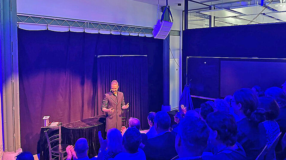 Aus n&auml;chster N&auml;he konnten die Besucher die Tricks des Magiers Sebastian Nicolas verfolgen. Nun wird es in K&uuml;rze im 'Zauberraum' weitergehen.