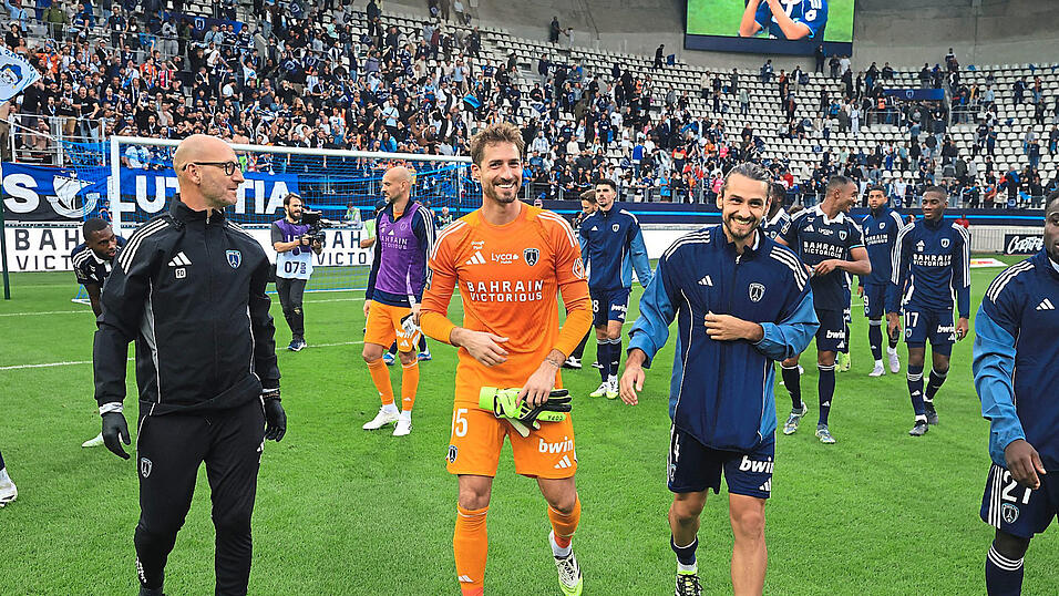 Auch Kevin Trapp soll mithelfen, den Paris FC in Frankreichs Fußball-Elite zu verankern. Beim ersten Saisonsieg, dem 3:2 gegen den FC Metz, stand der frühere Torwart von Eintracht Frankfurt erstmals im Kasten. Das Projekt, einen zweiten großen Haupstadt-Klub neben Paris Saint-Germain zu etablieren, hat noch einige Hürden zu überwinden, könnte aber erfolgversprechend sein. Auch Kevin Trapp soll mithelfen, den Paris FC in Frankreichs Fußball-Elite zu verankern. Beim ersten Saisonsieg, dem 3:2 gegen den FC Metz, stand der frühere Torwart von Eintracht Frankfurt erstmals im Kasten. Das Projekt, einen zweiten großen Haupstadt-Klub neben Paris Saint-Germain zu etablieren, hat noch einige Hürden zu überwinden, könnte aber erfolgversprechend sein.