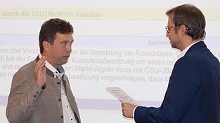 Martin Aigner (l.) wurde im Rahmen der Sitzung von Bürgermeister Matthias Kohlmayer als neuer Stadtrat vereidigt. Martin Aigner (l.) wurde im Rahmen der Sitzung von Bürgermeister Matthias Kohlmayer als neuer Stadtrat vereidigt.