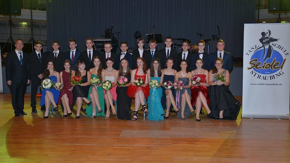 Die Bilder vom Abschlussball der Tanzschule Seidel in der Fraunhofer-Halle am 28. November. Die Bilder vom Abschlussball der Tanzschule Seidel in der Fraunhofer-Halle am 28. November.