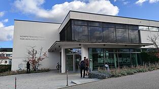 Seit 1976 werden in Vilsbiburg Pflegekr&auml;fte ausgebildet. Seit 2009 ist das Kompetenzzentrum f&uuml;r Gesundheitsberufe im Almweg zuhause.