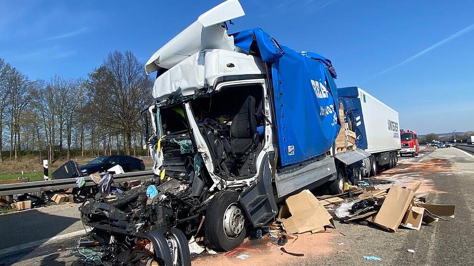 Drei Lkw knallten am Mittwochmorgen auf der Autobahn A3 zwischen Sinzing und Regensburg aufeinander. Zwei der Fahrer wurden dabei schwer verletzt.