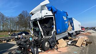 Drei Lkw knallten am Mittwochmorgen auf der Autobahn A3 zwischen Sinzing und Regensburg aufeinander. Zwei der Fahrer wurden dabei schwer verletzt.