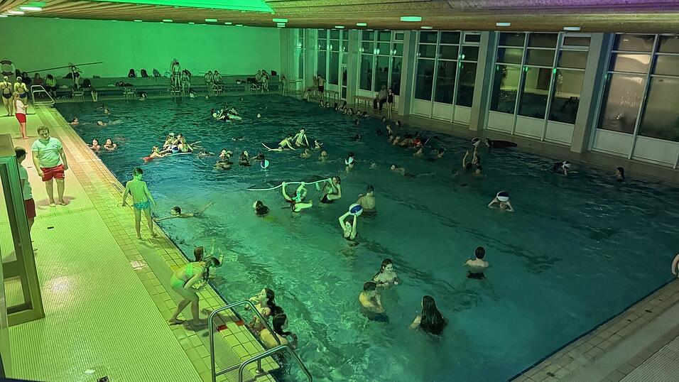 Tolle Stimmung herrschte am Samstag bei der Aqua-Disco im Hallenbad.