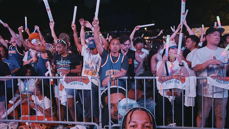 &Uuml;berall in New York feierten Fans der Knicks.