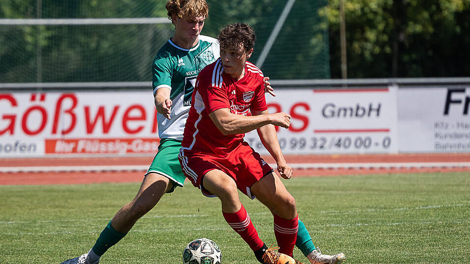 Zwei Treffer trug Christian Zellmer (vorne, in rot) zum 4:1-Heimsieg des FSV Landau bei. Zwei Treffer trug Christian Zellmer (vorne, in rot) zum 4:1-Heimsieg des FSV Landau bei.