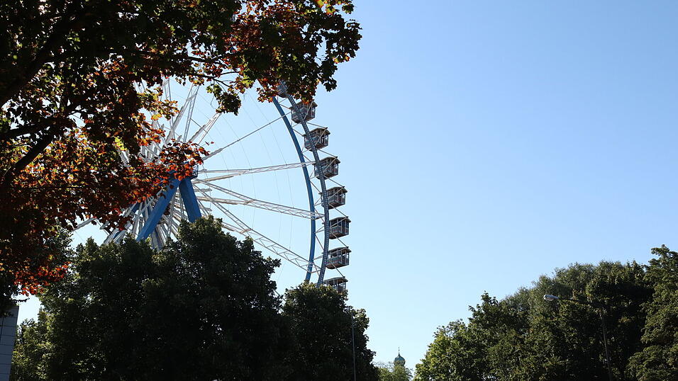 Acht Tage vor Beginn des Gäubodenvolksfestes laufen die Aufbauarbeiten am Festplatz Am Hagen auf Hochtouren. Acht Tage vor Beginn des Gäubodenvolksfestes laufen die Aufbauarbeiten am Festplatz Am Hagen auf Hochtouren.