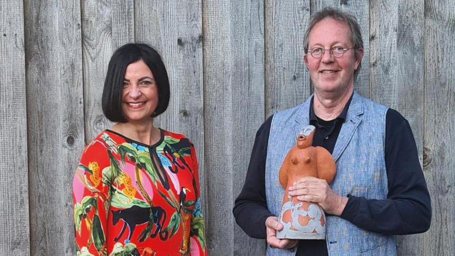 Wechselt in den Ruhestand: Prof. Dr. Reinhart Schüppel, der eine Keramik von Künstler Alexander Costa überreicht bekam, und Klinikleiterin Tanja Meindl. Wechselt in den Ruhestand: Prof. Dr. Reinhart Schüppel, der eine Keramik von Künstler Alexander Costa überreicht bekam, und Klinikleiterin Tanja Meindl.