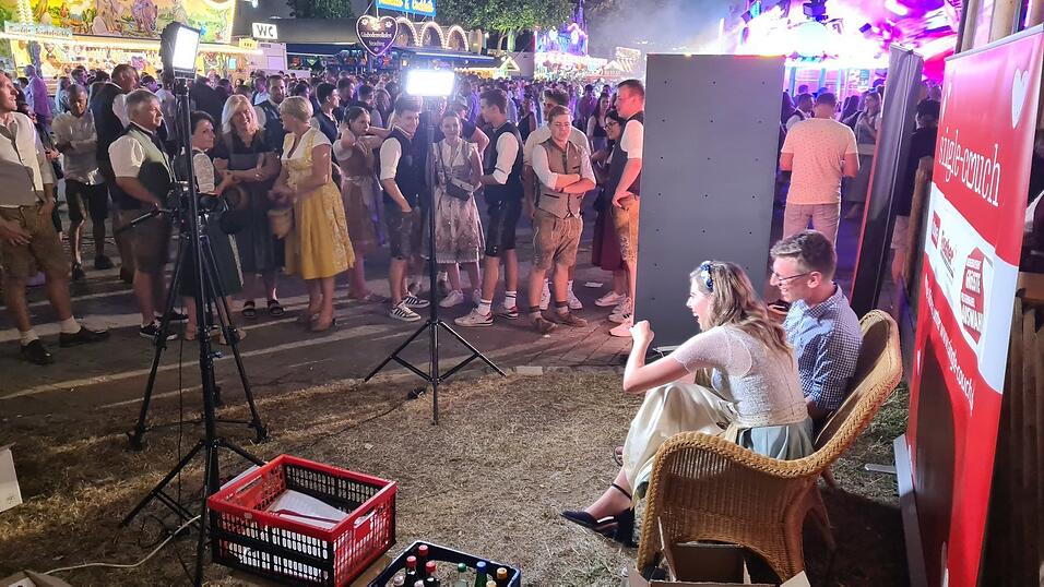 Langweilig wird es bei uns auf der Couch nie – dafür sorgen die sympathischen Gäste und die Moderatoren, die natürlich auch ihren Spaß haben.