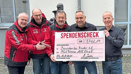 In diesem Spendenscheck, den Martin Vogler, Wolfgang Velten, Klaus Herold, Andreas Jorda und Peter Engelhardt (von links) übergaben, sind auch die 1.780 Euro aus Waldmünchen enthalten.