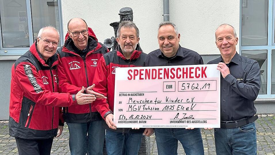 In diesem Spendenscheck, den Martin Vogler, Wolfgang Velten, Klaus Herold, Andreas Jorda und Peter Engelhardt (von links) übergaben, sind auch die 1.780 Euro aus Waldmünchen enthalten. In diesem Spendenscheck, den Martin Vogler, Wolfgang Velten, Klaus Herold, Andreas Jorda und Peter Engelhardt (von links) übergaben, sind auch die 1.780 Euro aus Waldmünchen enthalten.