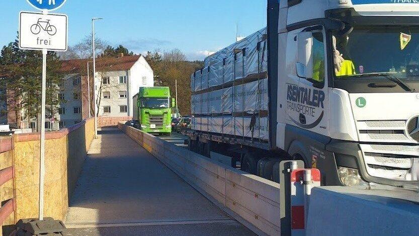 Auf der Behelfsbr&uuml;cke &uuml;ber die Kleine Isar sind Fu&szlig;g&auml;nger und Radfahrer durch eine Schutzmauer von der Fahrbahn getrennt. 'Eine gute L&ouml;sung', sagt die Interessengemeinschaft Mitterw&ouml;hr.