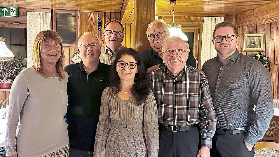 Isolde Bernhard, Christoph Jahn, Herbert Lohmeyer, Anja König, Alfred Wiesner, Martin Hobmeier und Valentin Wolf (v.l.). Isolde Bernhard, Christoph Jahn, Herbert Lohmeyer, Anja König, Alfred Wiesner, Martin Hobmeier und Valentin Wolf (v.l.).