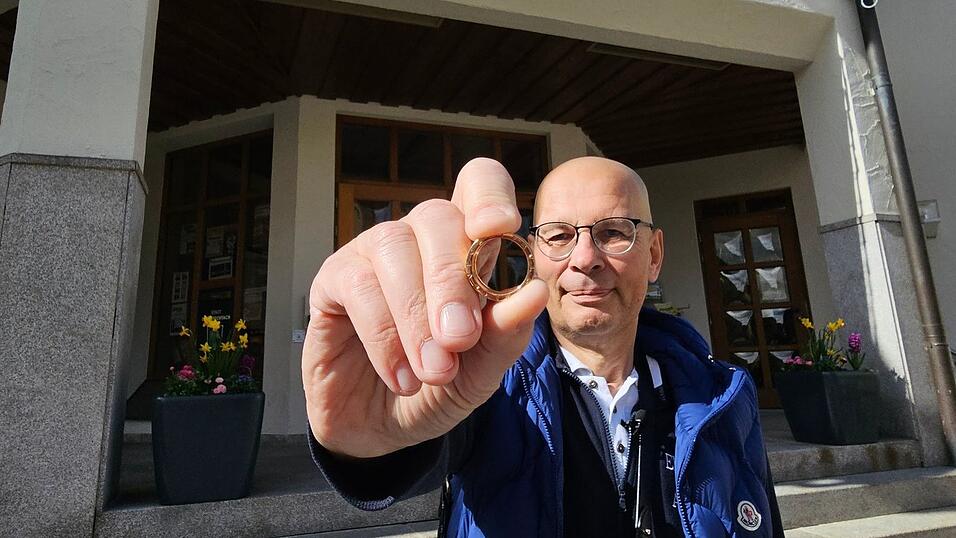 Ein Ehering ist nach einer kleinen Odyssee durch Nordbayern wieder bei seinem Berliner Besitzer angekommen.