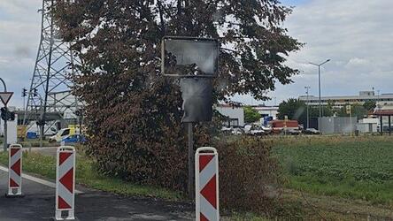 Ein völlig ausgebranntes Regensburg-Schild ist derzeit an der Autobahnausfahrt Regensburg Ost zu sehen. Ein völlig ausgebranntes Regensburg-Schild ist derzeit an der Autobahnausfahrt Regensburg Ost zu sehen.