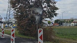 Ein v&ouml;llig ausgebranntes Regensburg-Schild ist derzeit an der Autobahnausfahrt Regensburg Ost zu sehen.