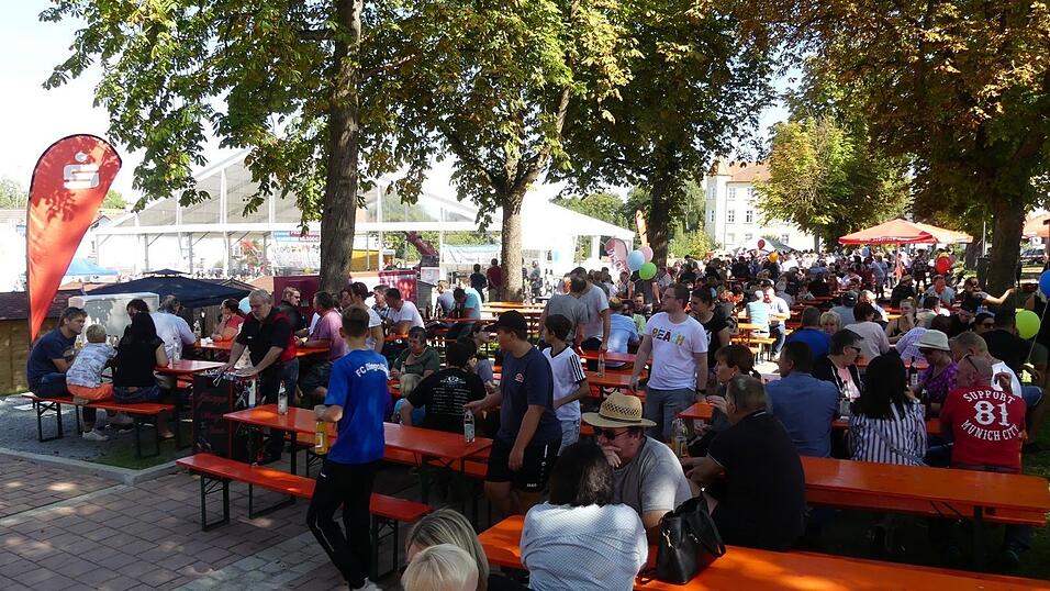 Hunderte freiwillige Helfer haben angepackt und zusammen mit den beiden Initiatoren Werner Biersack und Rudi Dietl das XXL-Schnitzel vorbereitet und gebraten. Das Spektakel vor einem Jahr lockte Tausende Besucher nach Mengkofen.