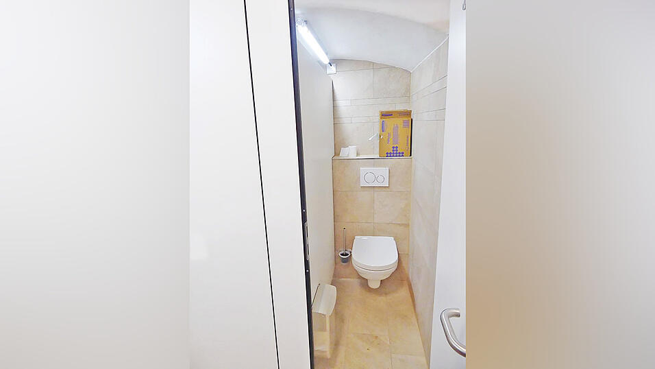 Diese Vorher-Nachher-Fotos zeigen deutlich, dass die Sanierung der alten Toiletten im Stadtturmdurchgang &uuml;berf&auml;llig war. Der zur Verf&uuml;gung stehende Platz ist nicht mehr geworden, weshalb die Toiletten nicht barrierefrei sind.