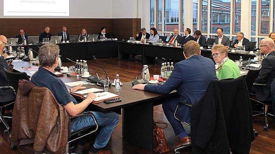 Der Stadtrat hat den Haushalt 2025 verabschiedet. Der Stadtrat hat den Haushalt 2025 verabschiedet.