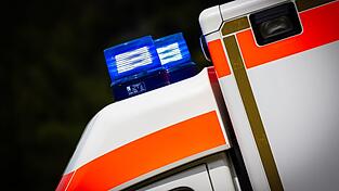 Einsatz für die Rettungskräfte: Beim Zusammenstoß auf einer Staatsstraße wurde die Fahrerin eines Wagens tödlich verletzt. (Symbolbild) Einsatz für die Rettungskräfte: Beim Zusammenstoß auf einer Staatsstraße wurde die Fahrerin eines Wagens tödlich verletzt. (Symbolbild)