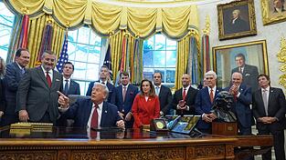 US-Präsident Donald Trump hält nichts von den Kraftstoffverbrauchsvorgaben seines Vorgängers Joe Biden. US-Präsident Donald Trump hält nichts von den Kraftstoffverbrauchsvorgaben seines Vorgängers Joe Biden.