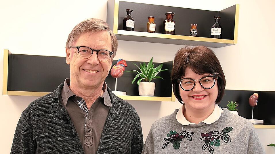 Dr. med. Karin Damianoff (rechts) ist die neue Hausärztin im Isar Park. Helge Schmidt (links) steht ihr mit seiner langjährigen Erfahrung zur Seite. Er gibt nach 29 Jahren die Selbstständigkeit auf. Dr. med. Karin Damianoff (rechts) ist die neue Hausärztin im Isar Park. Helge Schmidt (links) steht ihr mit seiner langjährigen Erfahrung zur Seite. Er gibt nach 29 Jahren die Selbstständigkeit auf.