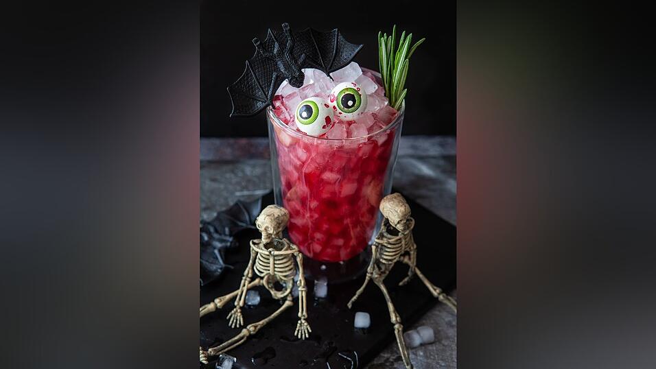 Dieser gruselige Cocktail mit lustigen Augen ist das ideale Getränk zu Halloween. Hat man solche Augen nicht daheim, dann tun es auch mit einer Kirsche oder Blaubeeren gefüllte Litschis. Die Basisflüssigkeit macht sich am besten in rot - also etwa mit Kirschsaft, Rotwein, Campari oder anderen Flüssigkeiten auffüllen.