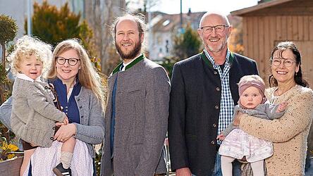 Eva und Erich Hofmann (rechts), ihr Sohn Ludwig (Dritter von links), seine Frau Melanie (links) und die Kinder Maximilian und Elisabeth können in diesem Jahr das stolze Jubiläum von 130 Jahren Bestehen ihres Familienbetriebs feiern.