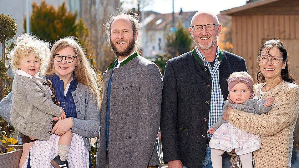 Eva und Erich Hofmann (rechts), ihr Sohn Ludwig (Dritter von links), seine Frau Melanie (links) und die Kinder Maximilian und Elisabeth können in diesem Jahr das stolze Jubiläum von 130 Jahren Bestehen ihres Familienbetriebs feiern.
