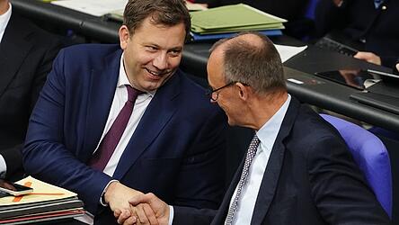 Friedrich Merz (r.) und SPD-Chef Lars Klingbeil bringen das Rentenpaket durch den Bundestag.