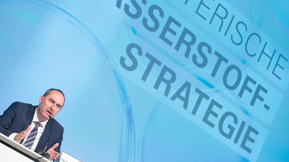Wirtschaftsminister Hubert Aiwanger im Jahr 2020 bei der Vorstellung der bayerischen Wasserstoffstrategie. (Archivbild)