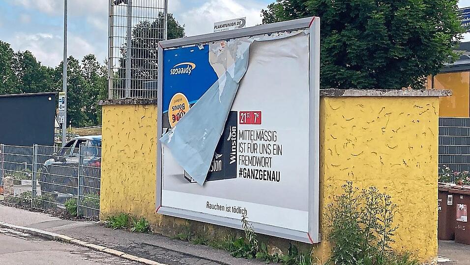 Die Werbetafel muss wieder weg, nimmt sie doch dem ohnehin schon schmalen Gehweg noch einmal 14 Zentimeter an Breite. Die Werbetafel muss wieder weg, nimmt sie doch dem ohnehin schon schmalen Gehweg noch einmal 14 Zentimeter an Breite.