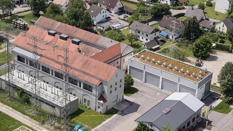 Das alte, mehrst&ouml;ckige Geb&auml;ude (links) wird abgerissen, die 2014 erbaute Anlage (rechts oben) wird danach erweitert.