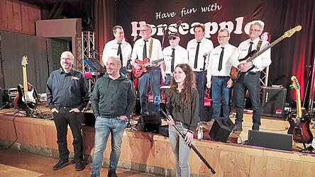 Der Benefizabend mit der Band 'Horseapple' und Moderator Django Asül (vorne Mitte) war ein voller Erfolg.