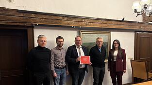 Die Geschäftsleitung von TransRegina, bestehend aus Jürgen Rößler, Sebastian Rößler, Dieter Rößler und Ilona Karber (v.l.) mit Geiselhörings Bürgermeister Herbert Lichtinger (Mitte) beim Pressegespräch. Die Geschäftsleitung von TransRegina, bestehend aus Jürgen Rößler, Sebastian Rößler, Dieter Rößler und Ilona Karber (v.l.) mit Geiselhörings Bürgermeister Herbert Lichtinger (Mitte) beim Pressegespräch.