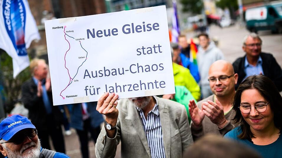 Es gibt viele Befürworter für einen Neubau der Strecke. Es gibt viele Befürworter für einen Neubau der Strecke.
