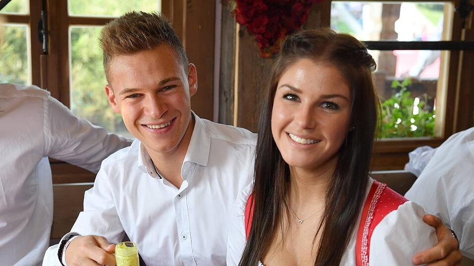 Gehen k&uuml;nftig als Mann und Frau aufs M&uuml;nchner Oktoberfest: Bayern- und Nationalspieler Joshua Kimmich und seine Lebensgef&auml;hrtin Lina Meyer.