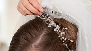 In Hof ist eine Braut nach dem Friseurbesuch ausgeflippt. (Symbolbild) In Hof ist eine Braut nach dem Friseurbesuch ausgeflippt. (Symbolbild)