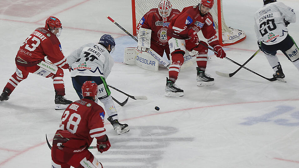 Hier Gegner, sonst Kollegen: In der Sommervorbereitung standen EVL-Eigengew&auml;chs Tobias Schwarz (re.) sowie Linus Brandl (am Puck) f&uuml;r die Straubing Tigers auf dem Eis - unter anderem gegen Landshut. Durch ihre F&ouml;rderlizenz laufen die beiden Jungspunde ansonsten f&uuml;r den Eislaufverein auf.