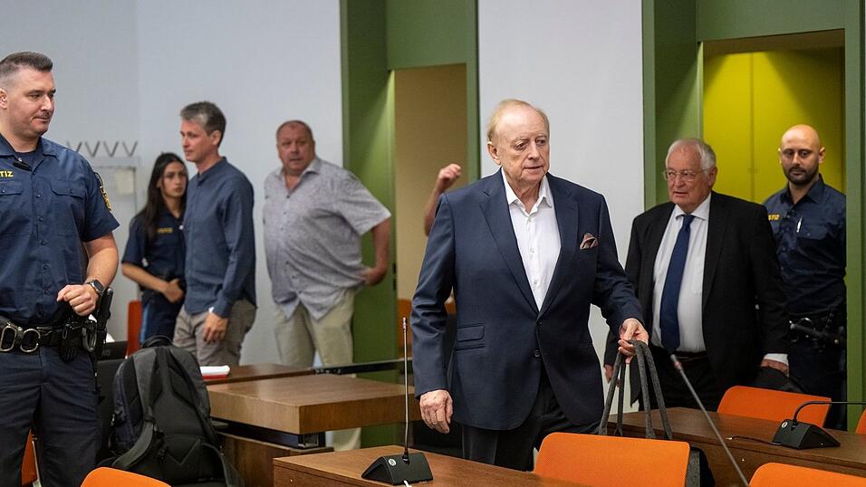 Schuhbeck betritt den Gerichtssaal im Münchner Strafjustizzentrum.