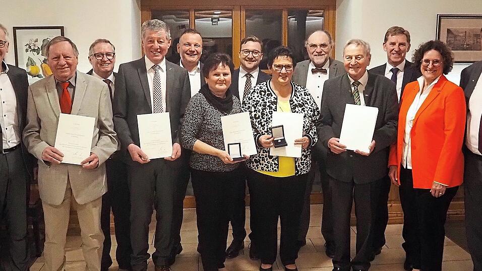 Fünf verdiente Kräfte wurden für ihre ehrenamtlichen Leistungen mit dem Ehrenzeichen des Bayerischen Ministerpräsidenten ausgezeichnet; hier mit den Heimatbürgermeistern sowie Landrat Werner Bumeder, seinem Stellvertreter Dr. Franz Gassner und MdL Dr. Petra Loibl. Fünf verdiente Kräfte wurden für ihre ehrenamtlichen Leistungen mit dem Ehrenzeichen des Bayerischen Ministerpräsidenten ausgezeichnet; hier mit den Heimatbürgermeistern sowie Landrat Werner Bumeder, seinem Stellvertreter Dr. Franz Gassner und MdL Dr. Petra Loibl.