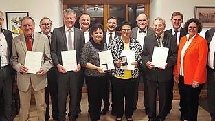 F&uuml;nf verdiente Kr&auml;fte wurden f&uuml;r ihre ehrenamtlichen Leistungen mit dem Ehrenzeichen des Bayerischen Ministerpr&auml;sidenten ausgezeichnet; hier mit den Heimatb&uuml;rgermeistern sowie Landrat Werner Bumeder, seinem Stellvertreter Dr. Franz Gassner und MdL Dr. Petra Loibl.