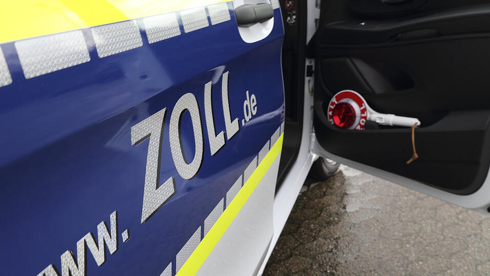 Bei Straubing haben Zöllner gut 25.000 Stück unversteuerte Zigaretten sichergestellt. Bei Straubing haben Zöllner gut 25.000 Stück unversteuerte Zigaretten sichergestellt.