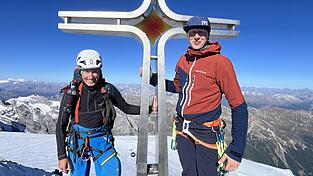 Auf dem Gipfel ist es erst der halbe Weg: Bruno Hartl und Matthias Simon genießen in Demut den Ausblick.