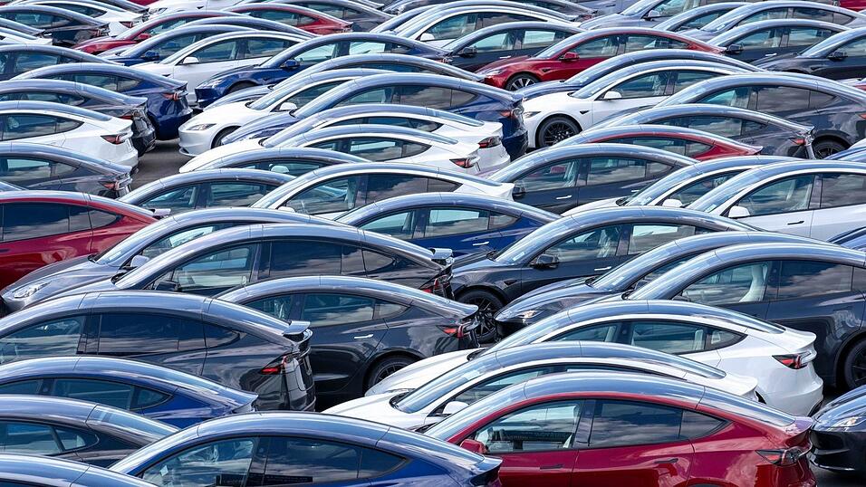 Wenn viele Interessenten den Kauf vor Ablauf der Prämie vorgezogen haben, könnten im laufenden Quartal wieder mehr Teslas unverkauft bleiben. (Archivbild) Wenn viele Interessenten den Kauf vor Ablauf der Prämie vorgezogen haben, könnten im laufenden Quartal wieder mehr Teslas unverkauft bleiben. (Archivbild)
