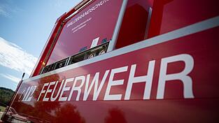 Bei Rodenbach im Main-Kinzig-Kreis kämpft die Feuerwehr gegen einen Waldbrand. (Symbolfoto) Bei Rodenbach im Main-Kinzig-Kreis kämpft die Feuerwehr gegen einen Waldbrand. (Symbolfoto)