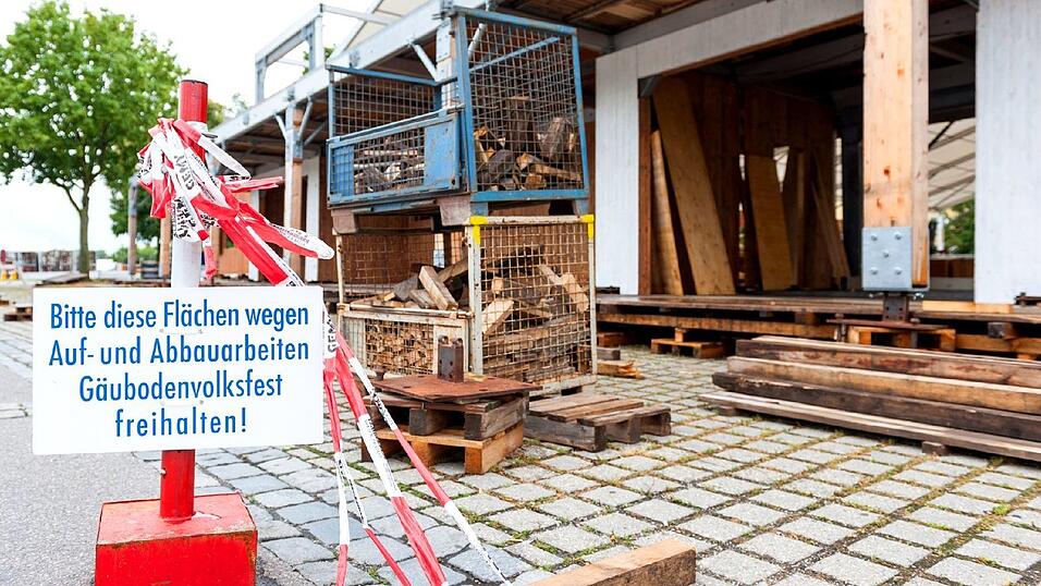 In der G&auml;ubodenvolksfestzeit ist der Gro&szlig;parkplatz Am Hagen f&uuml;r Autofahrer gesperrt (Archiv).