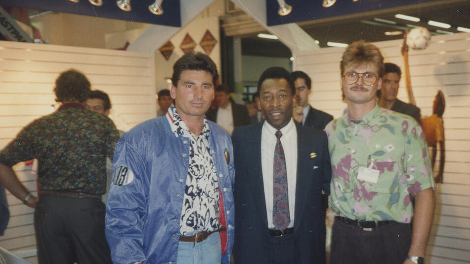 Ein bewegender Moment vor 26 Jahren: Werner Frick und sein Sohn Thomas mit dem Fu&szlig;baller, den viele f&uuml;r den Besten aller Zeiten halten.