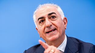 Reza Pahlavi kritisiert in der Bundespressekonferenz auch Journalisten. Der Kanzler nimmt sich keine Zeit f&uuml;r den Exil-Iraner.