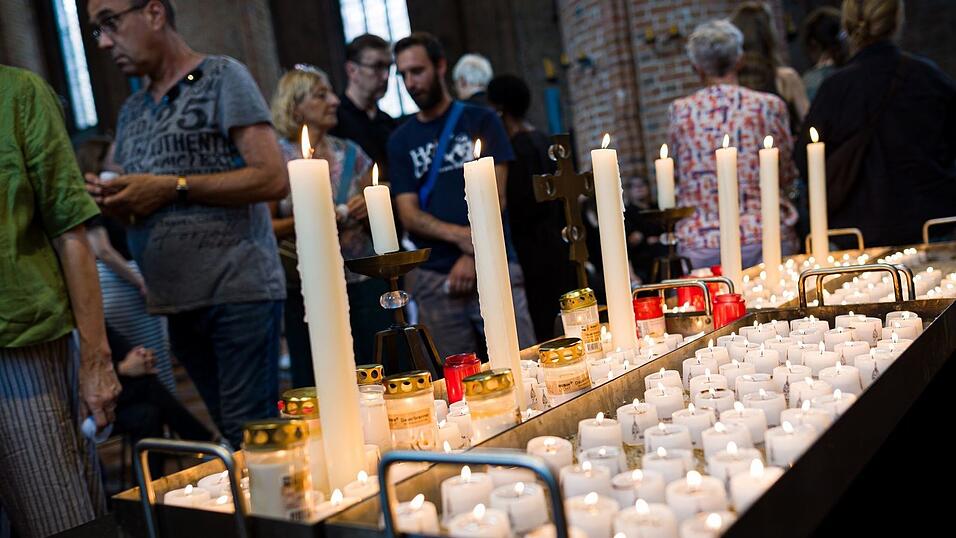 Zahlreiche Menschen gedenken der Get&ouml;teten.